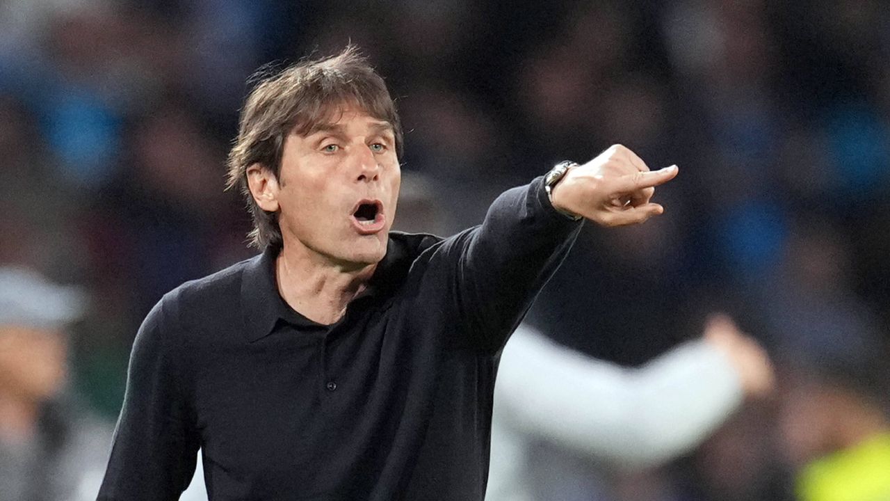 NAPLES, ITALY - MAI 11: ANTONIO CONTE of SSC Napoli during the Serie A match between SSC Napoli and Genoa CFC at Stadio