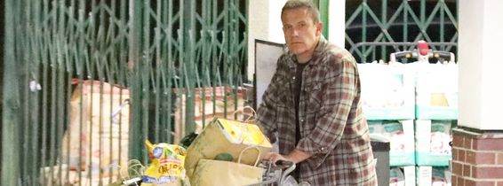 PREMIUM EXCLUSIVE Single man Ben Affleck grocery shopping at night