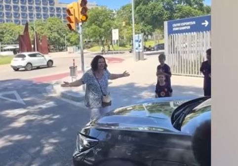 O femeie a oprit o mașină în stradă și ce a urmat face înconjurul lumii! Spaniolii exclamă: ”Avem clipul anului”