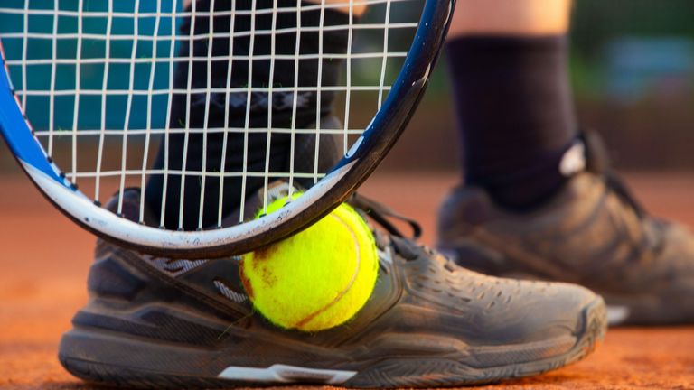 Symbol image Tennis: Close-up of a tennis player on a clay court