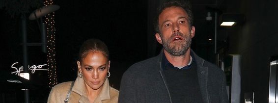 Jennifer Lopez și Ben Affleck, surprinși în ipostaze tandre după o întâlnire romantică.  Profimedia