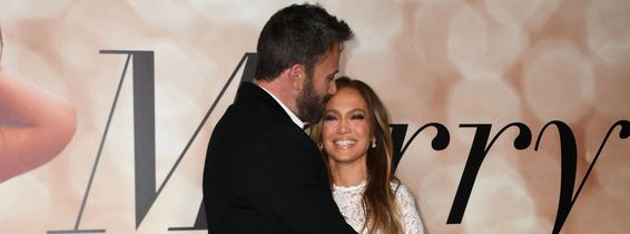 Jennifer Lopez, într-o rochie scurtă, la 52 de ani, la proiecția specială a filmului ”Marry Me” (9)