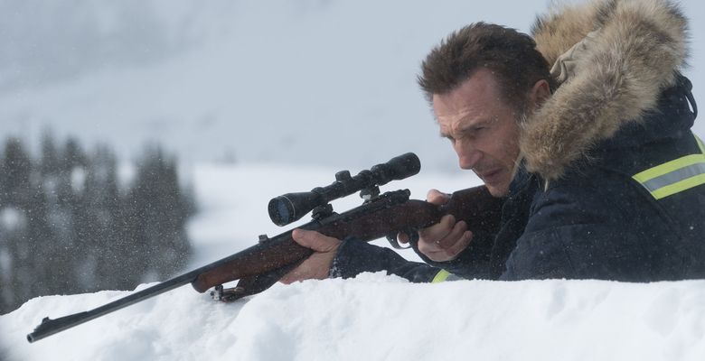 liam neeson intr-o captura a filmului cold pursuit cu o pusca in mana