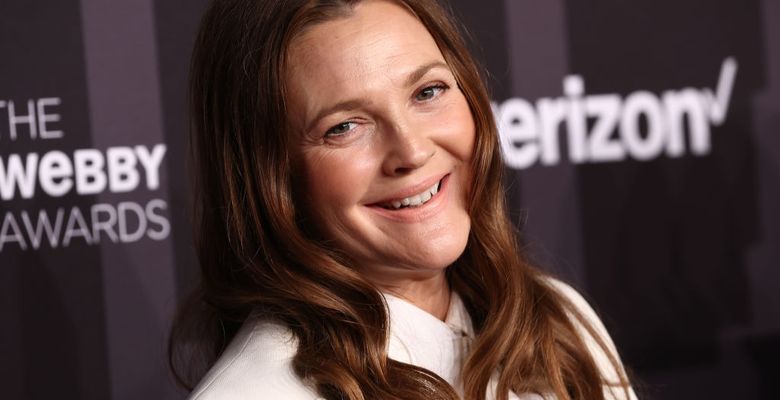 Drew Barrymore s-a filmat dansând în ploaie
