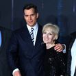 Henry Cavill, însoțit de mama lui la premiera ”The Witcher”