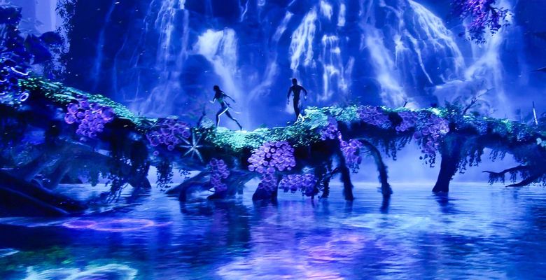 USA. Sam Worthington and Zoe Saldana in a scene from  ©Twentieth Century Fox film : Avatar (2009). Plot: A paraplegic Marine dispatched to the moon Pandora on a unique mission becomes torn between following his orders and protecting the world he feels is