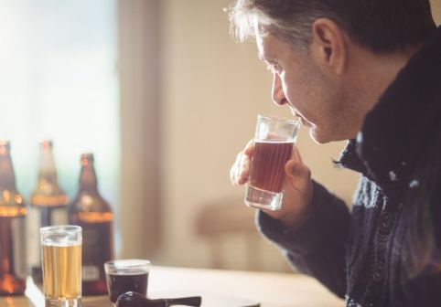 Doar două pahare de alcool pe zi pot avea consecințe grave. Ce au descoperit cercetătorii într-un nou studiu