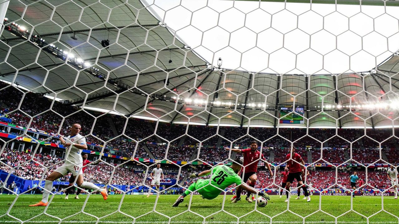 Giorgi Mamardashvili (Georgien, #25) haelt Torschuss/Torchance Vaclav Cerny (Tschechien, #17), Remote/HintertorkameraGER, Georgien vs. Tschechien, Fussball Europameisterschaft, UEFA Euro 2024, Spieltag 2, 22.06.2024Foto: Eibner-Pressefoto/Marcel von F