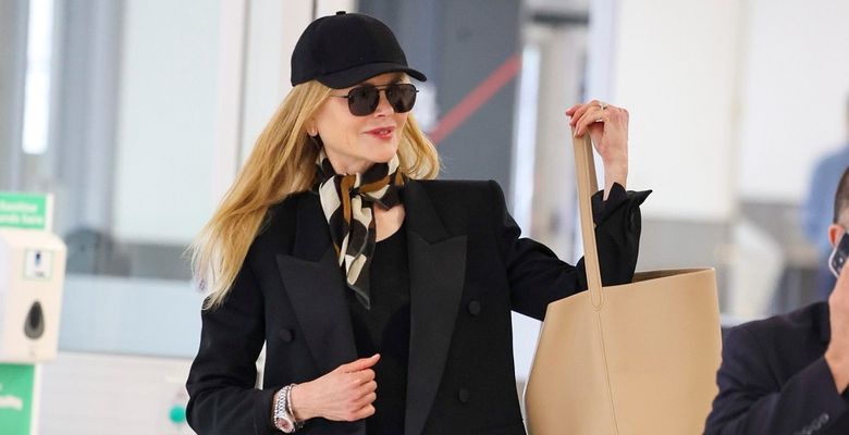 EXCLUSIVE: *NO DAILYMAIL ONLINE* Nicole Kidman And Her Daughters, Sunday, 15 And Faith, 12, Spotted Making Their Way Through Sydney Airport To Catch A Flight Back "Home" To The USA