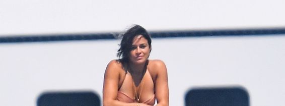 *PREMIUM-EXCLUSIVE* MUST CALL FOR PRICING BEFORE USAGE - STRICTLY NOT AVAILABLE FOR ONLINE USAGE UNTIL 22:20 PM UK TIME ON 24/08/2021 - The American Actress Michelle Rodriguez shows off her voluptuous sexy figure as she soaks up the hot Italian sunshine