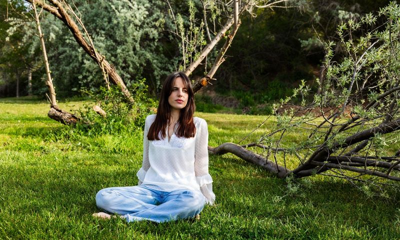 femeie care se relaxeaza in natura