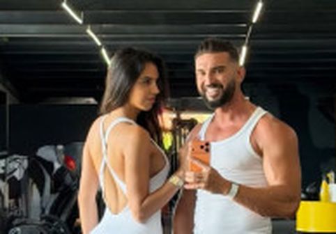 Dorian Popa a pozat romantic cu soția pe plajă, fanii au observat altceva: "Ai 6 degete?"; "E reptilian"