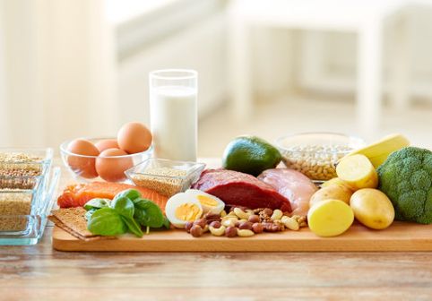 Arunci mâncarea degeaba? Cât timp mai poți consuma lapte, ouă și carne după data de expirare