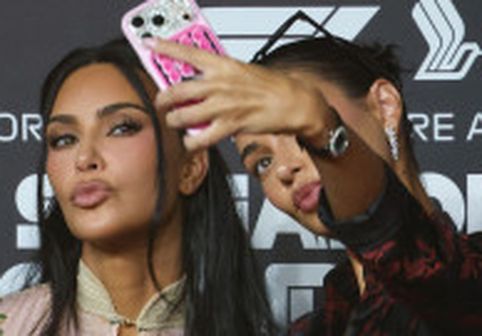 Păr albastru electric, dinți negri, piercinguri. Kim Kardashian s-a transformat în fiica ei de 13 ani, North West, de Halloween