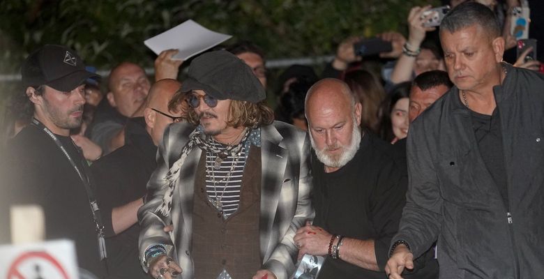 Johnny Depp, surprins în timp ce ieșea din hotel