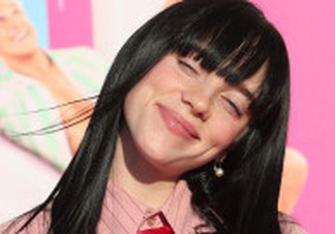 Billie Eilish, transformată pentru debutul în rol principal. Feminină, în rochii și fuste din anii '50, joacă într-o ecranizare celebră
