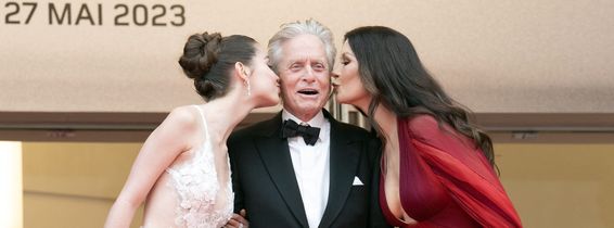 Catherine Zeta-Jones și Michael Douglas, însoțiți de fiica lor la ceremonia de deschidere a Festivalului de la Cannes. Tânăra de 20 de ani, superbă într-o rochie din dantelă