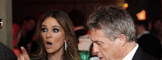 Elizabeth Hurley și Hugh Grant