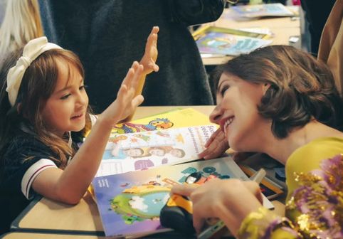 Dana Rogoz abia și-a stăpânit lacrimile în prima zi de școală a fetei ei: "Mi-e puțin frică, mama". Vedetele, copleșite de emoții