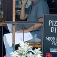 Bruce Willis, fotografiat în oraș cu un prieten, la șase săptămâni de când a dezvăluit că suferă de afazie