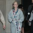 Meryl Streep a ieșit pe stradă într-o haină care pare a fi halat de baie. Profimedia