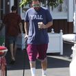 Adam Sandler, filmat în timp ce se deplasa cu ajutorul unei cârje
