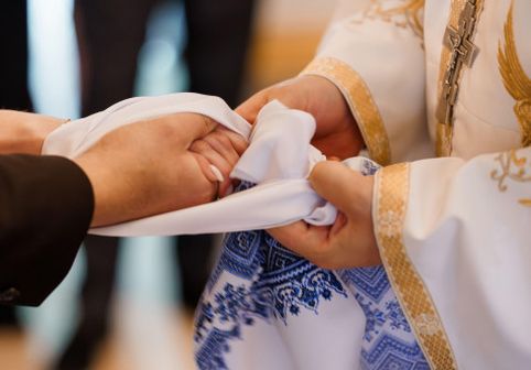 Gafa virală a unei mirese în ziua nunții. A crezut că preotul îi întinde un șervețel, dar a făcut ceva complet neașteptat