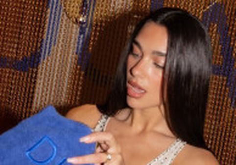 Dua Lipa, spectaculoasă în rochie mini și voal de mireasă! Părinții săi au postat imagini de colecție cu ocazia zilei ei de naștere
