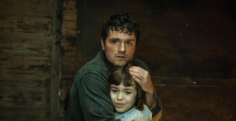USA. Josh Hutcherson and Piper Rubio in the (C)Universal Pictures new movie: Five Nights at Freddy's (2023). Plot: A troubled security guard begins working at Freddy Fazbear's Pizza. During his first night on the job, he realizes that the night shift won