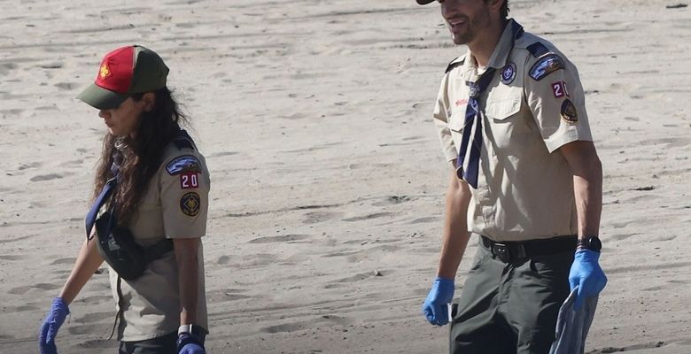 *EXCLUSIVE* Ashton Kutcher and Mila Kunis lead beach cleanup with Cub Scout Den