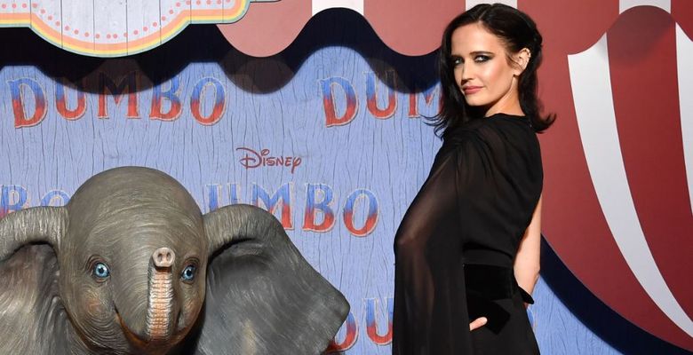 eva green pozeaza alaturi de o figurina dumbo la premiera filmului disney din paris