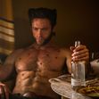 hugh jackman ca wolverine cu o sticla in mana