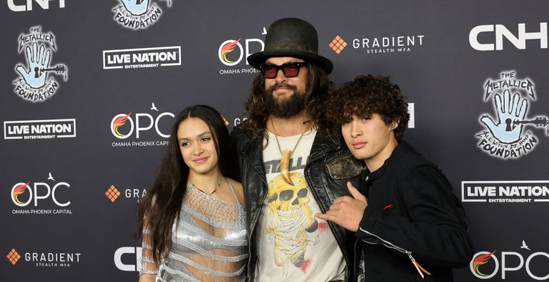 Jason Momoa, alături de cei doi copii ai lui, Nakoa-Wolf și Lola/ Profimedia