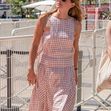 Emma Watson déjeune en terrasse de La Bièrerie By Brasserie Du Casino et va ensuite se promener sur la croisette lors du 78ème Festival International du Film de Cannes