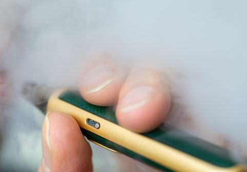 Țigările electronice, pericol ascuns pentru sănătate. Ce se întâmplă cu vocea celor care folosesc vape