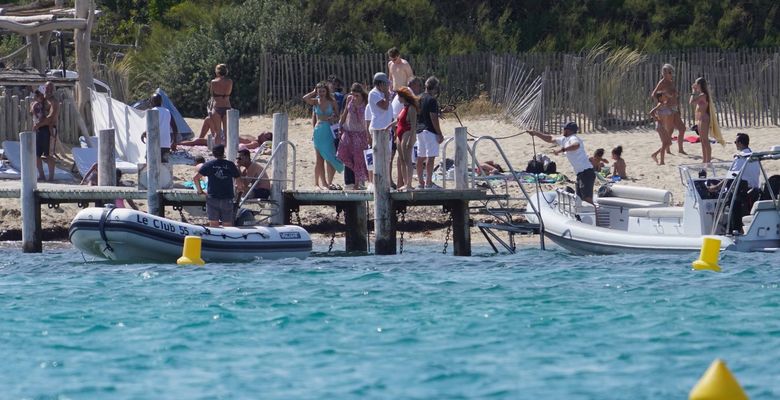*EXCLUSIVE* Leonardo DiCaprio and friends are seen out in St Tropez