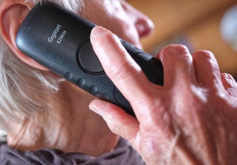 O pensionară din Blaj a pierdut peste 250.000 de lei după ce a fost păcălită cu imagini AI. Cum funcționa înșelătoria