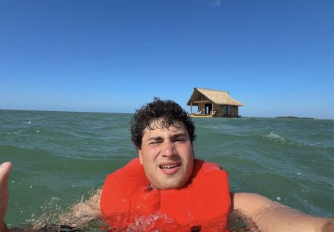 O noapte în mijlocul oceanului, înconjurat de rechini. Cum arată cazarea plutitoare pentru cei mai curajoși turiști
