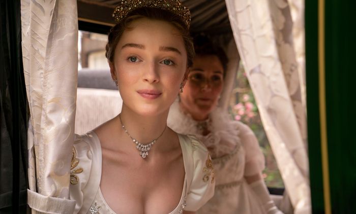 Phoebe Dynevor in Bridgerton