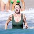 Melanie Griffith în costum de baie