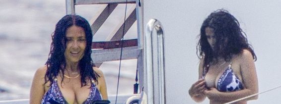 salma hayek in costum de baie