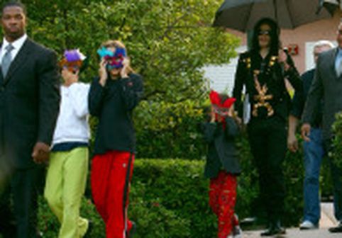 De ce îi punea Michael Jackson pe copiii lui să poarte măști în public. Fiica lui povestește: "Atunci avea sens"