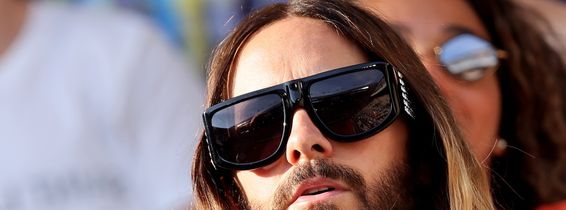 Jared Leto et une amie en tribunes lors de la nocturne des Internationaux de France de tennis de Roland Garros 2023 à Paris