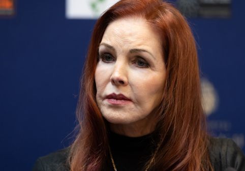 Priscilla Presley, apariție rară în public alături de fiul ei, Navarone. Cei doi au mers împreună în Germania