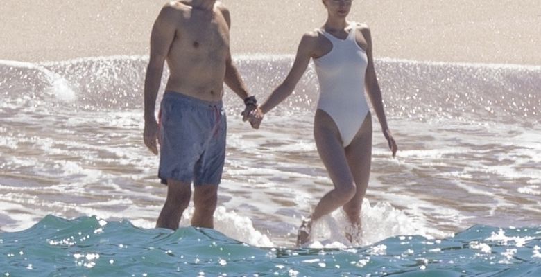 Dakota Johnson și Chris Martin în Puerto Vallarta/ Profimedia