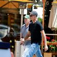 Bruce Willis, fotografiat în oraș cu un prieten, la șase săptămâni de când a dezvăluit că suferă de afazie