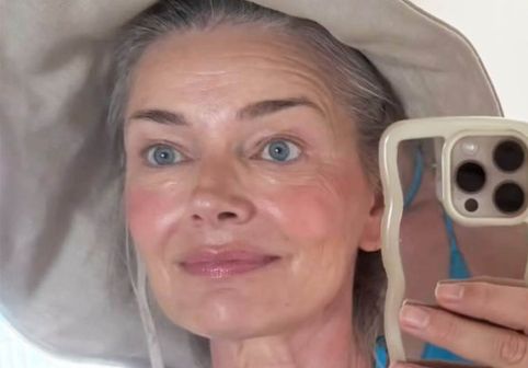 Modelul care nu-și ascunde nici vârsta, nici silueta. Paulina Porizkova, superbă în costum de baie la 61 de ani