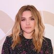 Florence Pugh intr-o rochie cu imprimei la prezentarea de moda Chloe din Paris