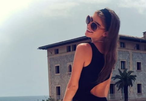 Iubita tinerică a fostului Balon de Aur e model și pozează în costum de baie. E cu 38 de ani mai mică decât el