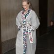 Meryl Streep a ieșit pe stradă într-o haină care pare a fi halat de baie. Profimedia